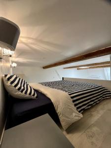 a bedroom with a bed with a black and white pillow at Le Chaptal • Beau T2 • CLIM • Centre Gare St Roch in Montpellier