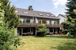 a large house with a yard with a playground at Appartement im Bielefelder Westen in Bielefeld