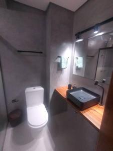 Et badeværelse på Segurança e conforto na Praia Brava a 100 do mar - Condomínio Curimã + 21 billeder