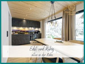 een keuken met een houten tafel en een eetkamer bij Hochwertige Alpenchalets Allgäu in Immenstadt im Allgäu