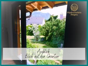 ein offenes Fenster mit Gartenblick in der Unterkunft Hochwertige Alpenchalets Allgäu in Immenstadt im Allgäu