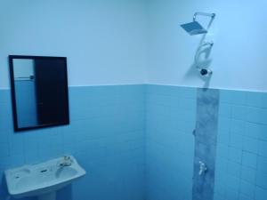 un bagno con lavandino e specchio di Absolute Breeze by cherins a Matara