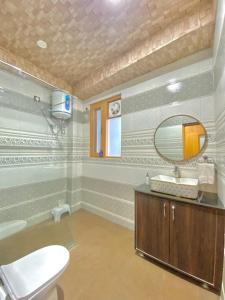 Et badeværelse på The Walnut Homestay I Kasauli I Perfect Stay