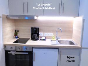 Köök või kööginurk majutusasutuses Résidence La Hoguette