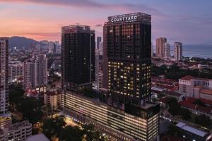 een uitzicht op de skyline van de stad met hoge gebouwen bij Courtyard by Marriott Penang in George Town
