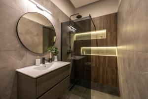 Luxury & Classy Central Apartment with 3BEDRM, 2BATHRM في بودابست: حمام مع حوض ومرآة