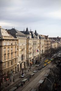Luxury & Classy Central Apartment with 3BEDRM, 2BATHRM في بودابست: اطلاله على شارع في مدينه بها مباني