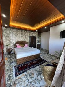 Morning Mist Homestay في جانجتوك: غرفة نوم بسرير كبير وارضية حجرية