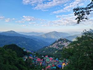 vistas a una ciudad en las montañas en Morning Mist Homestay en Gangtok