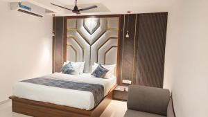 una camera con letto e sedia di HOTEL RUDRA a Junagadh