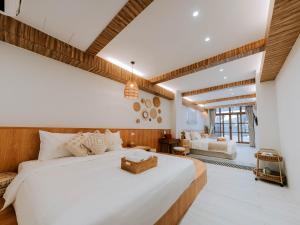 1 dormitorio con 1 cama blanca grande y sala de estar en 鹿港老街十三號民宿 en Lukang