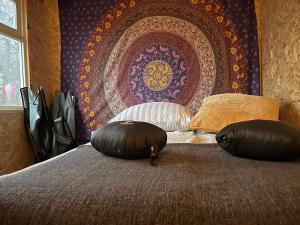 um quarto com uma cama com duas almofadas em NatureCamp Cuxhaven em Cuxhaven