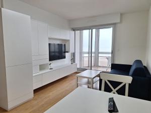 Appartement fonctionnel, vue imprenable mer的电视和/或娱乐中心