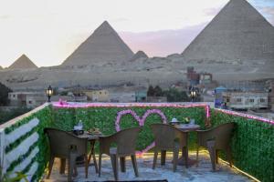 een restaurant met uitzicht op de piramides bij pyramids light show in Caïro