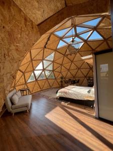 Cette grande chambre comprend un lit et un canapé. dans l'établissement Miradomos Glamping Rural, à Lodares de Osma