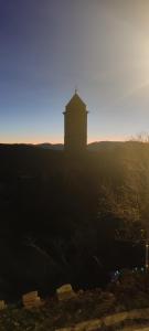 una sagoma di un edificio in cima a una collina di B&B Nonno Severino a Santo Stefano di Sessanio