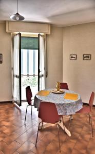jadalnia ze stołem i krzesłami w obiekcie Casavimo w mieście Vimodrone