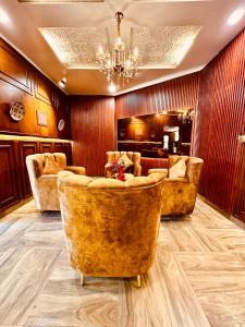 Χώρος καθιστικού στο Walisons Hotel
