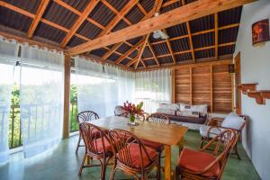 - une salle à manger avec une table et des chaises en bois dans l'établissement Clave Verde Ecolodge, à Las Terrenas