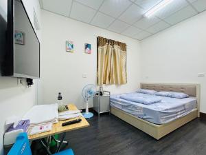 Fang-liao哈啰民宿 的一间客房内配有床和书桌的房间