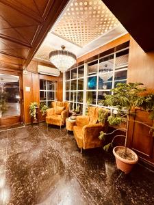 Χώρος καθιστικού στο Walisons Hotel