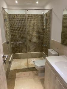 Et badeværelse på Lovely 1bedroom in Azzurra Sahl Hasheesh