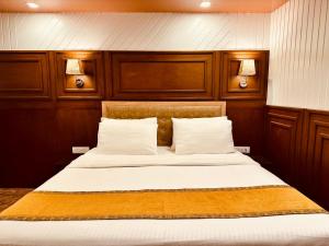 Ένα ή περισσότερα κρεβάτια σε δωμάτιο στο Walisons Hotel