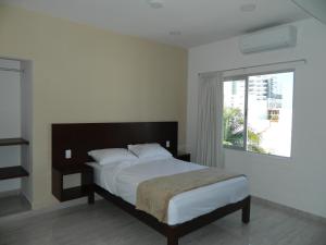 Rúm í herbergi á ACL Suites