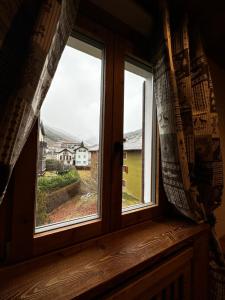 een raam met uitzicht op een huis bij Alpine Escape 3 in Bormio +3 foto's