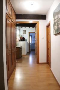 un pasillo abierto con puertas de madera y una habitación en Sobre Los Tilos Apartamento, en Cuenca