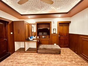 Η κουζίνα ή μικρή κουζίνα στο Walisons Hotel