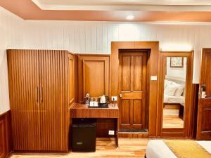 Ένα ή περισσότερα κρεβάτια σε δωμάτιο στο Walisons Hotel