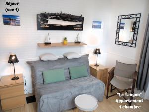 - une chambre avec un lit, une table et une chaise dans l'établissement Résidence La Hoguette, à Saint-Malo