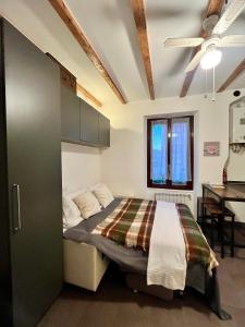 米蘭的住宿－Lovely Monolocale，卧室配有一张床铺,位于带桌子的房间