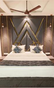 En eller flere senge i et værelse på HOTEL RUDRA