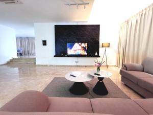 Телевизия и/или развлекателен център в Anjung Kajang Luxury Bungalow