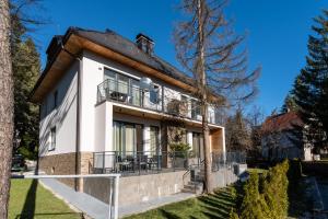 Casa con balcón y árboles en Villa 64 Zlatibor, en Zlatibor
