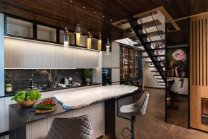 cocina con encimera grande y escalera en Alpine Bell Villa, en Banya
