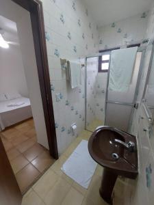 La salle de bains est pourvue d'un lavabo et d'une douche. dans l'établissement Casa com Jacuzzi aquecida praia do Lazaro, à Ubatuba