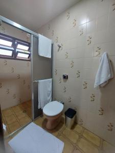 a bathroom with a toilet and a shower at Casa com Jacuzzi aquecida praia do Lazaro in Ubatuba