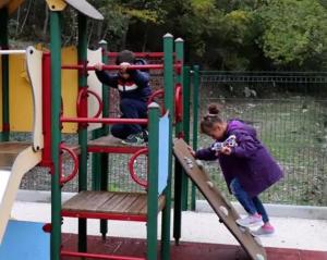 un grupo de niños jugando en un parque infantil en Charmante maison Climatisé avec Netflix et Disney plus, en Touet-de-lʼEscarène
