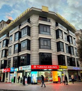 Istanbul Midpoint Hotel في إسطنبول: مبنى فيه ناس تمشي امامه