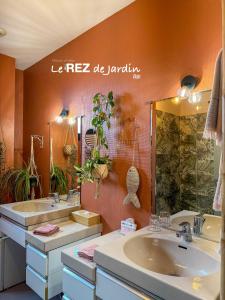 Koupelna v ubytování Le Rez de Jardin Albi + 35 fotografií