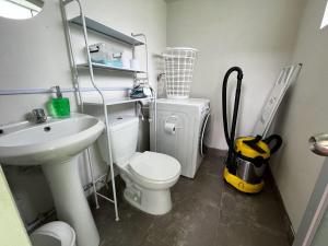 a bathroom with a white toilet and a sink at Casa San Lorenzo in Huánuco