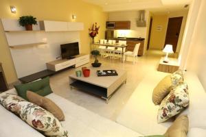 un soggiorno con divano e tavolo di Delora Hotel and Suites a Chtaura