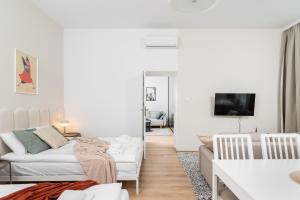 Posteľ alebo postele v izbe v ubytovaní Modern Centrally Located Apartments - by Upstairs