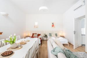 Posteľ alebo postele v izbe v ubytovaní Modern Centrally Located Apartments - by Upstairs