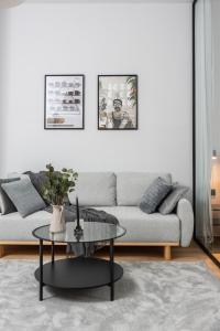 uma sala de estar com um sofá e uma mesa em Modern Centrally Located Apartment em Cracóvia