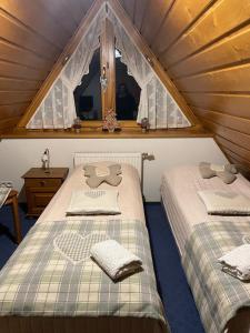 ザコパネにあるWilla na Borachのテント内のベッド2台が備わる部屋