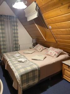 ザコパネにあるWilla na Borachの木製の天井のベッドルーム1室(大型ベッド1台付)